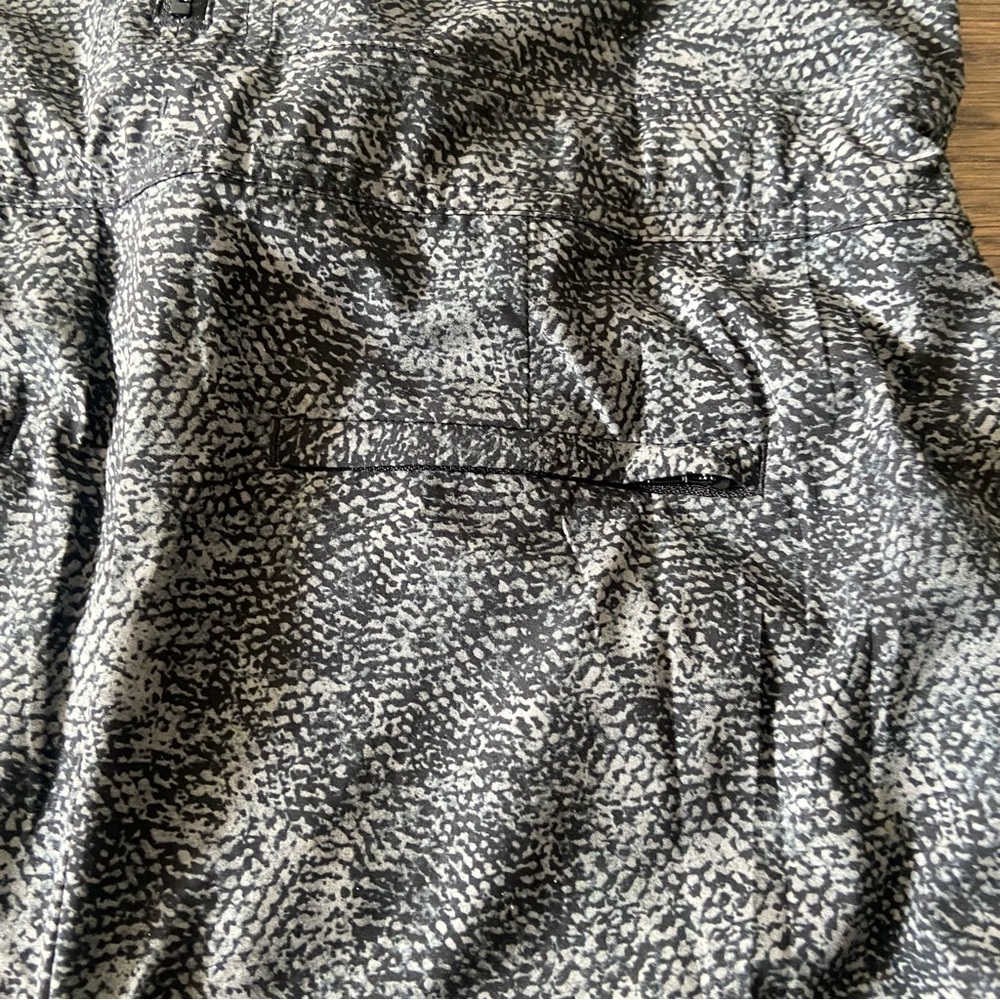 Athleta Topanga Print Jumpsuit
Size Xsmall
Color: Hues of Gray & Black - Picture 8 of 10